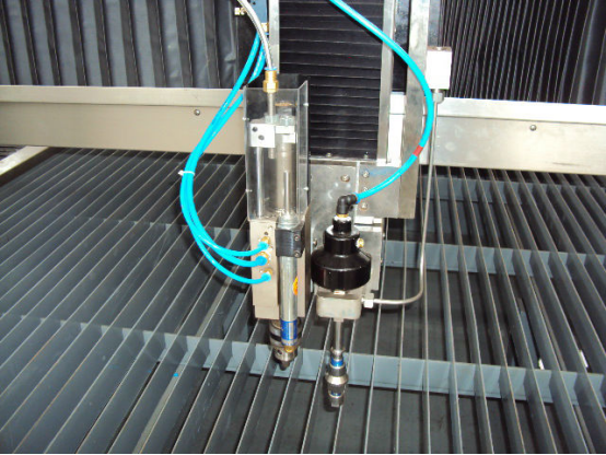 Máquina de corte de material multicapa por chorro de agua con cabezal de corte de perforación por chorro de agua